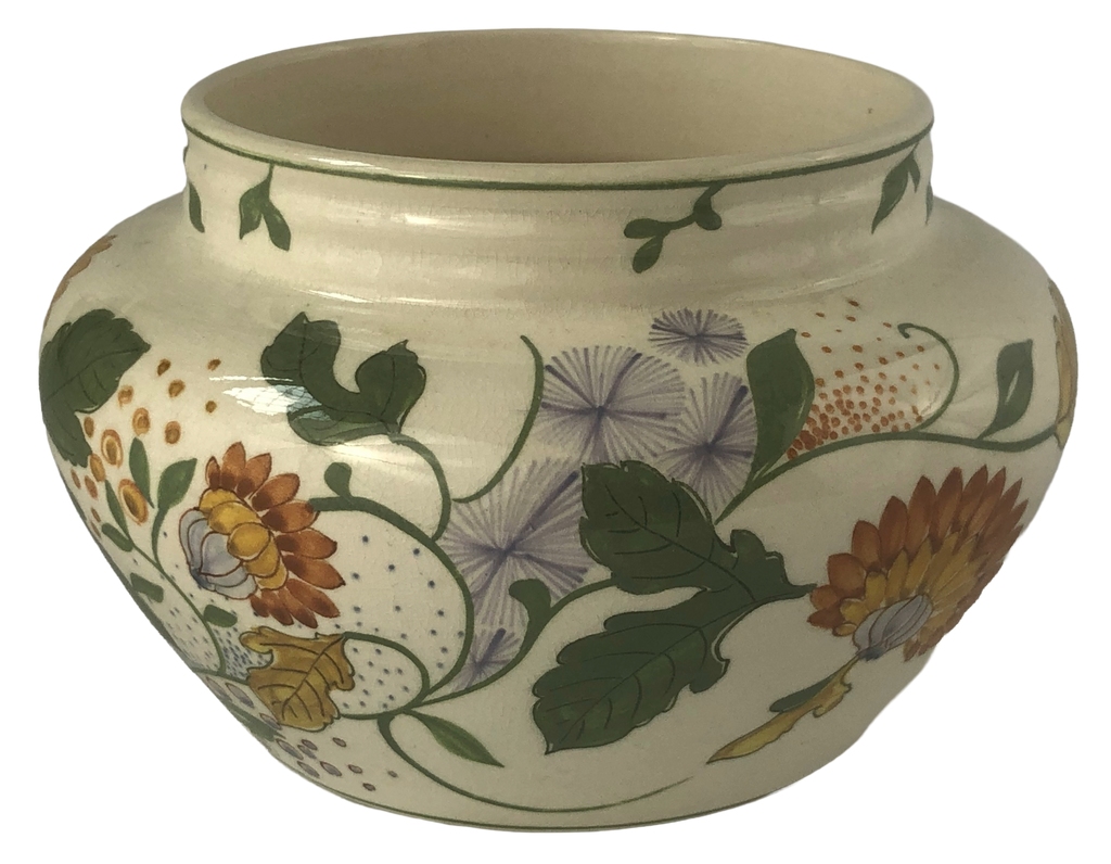1922 Gouda N.P. cachepot by Plateelbakkerij Zuid-Holland, with hand-painted chrysanthemums, purple flowers and green foliage.