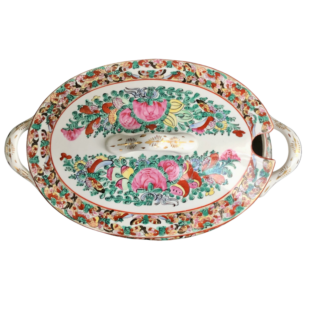  vintage Famille Rose hand-decorated porcelain tureen. Japanese porcelain decorated in Hong Kong with auspicious symbols including butterflies, roses and peaches in the 20th century 